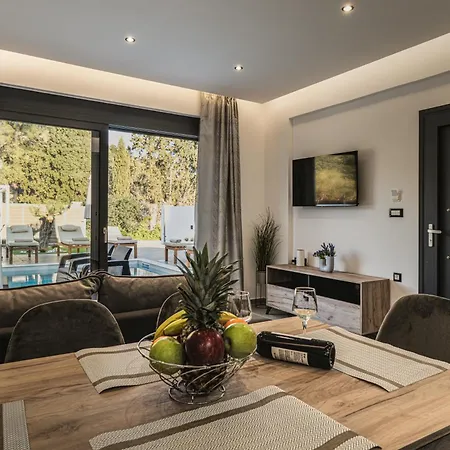 Lumior Lux Essence By 'elite' ヴィラ *